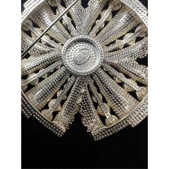 CLOSET CLEAR-OUT: PRICE DROP⚡ Gold tone faux pearls round cc brooch pin - Picture 6 of 7